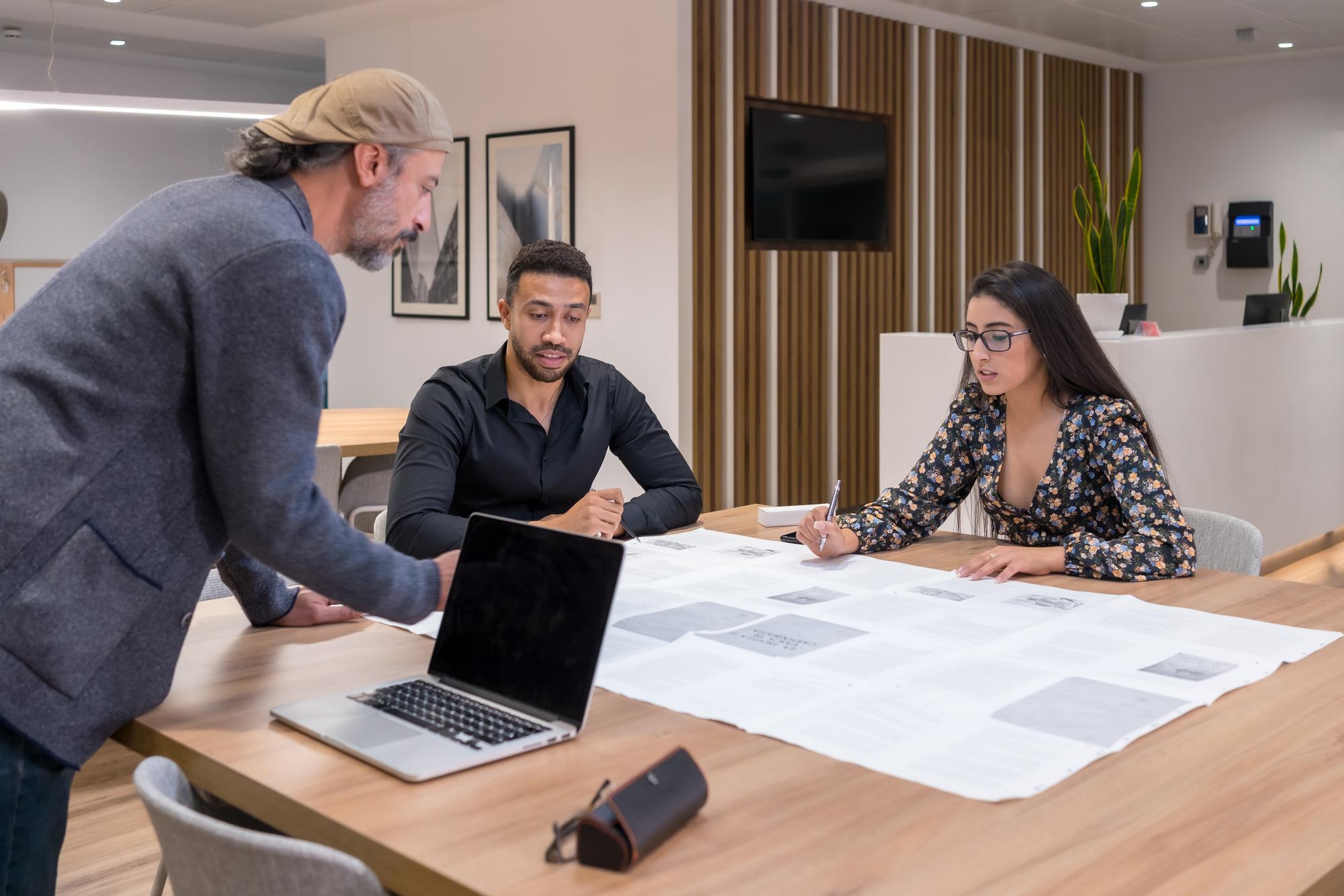 Agent imobiliar revizuind planurile unei locuințe